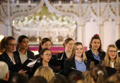 5 najlepszych żeńskich szkół z internatem w Wielkiej Brytanii dla uczennic z zagranicy